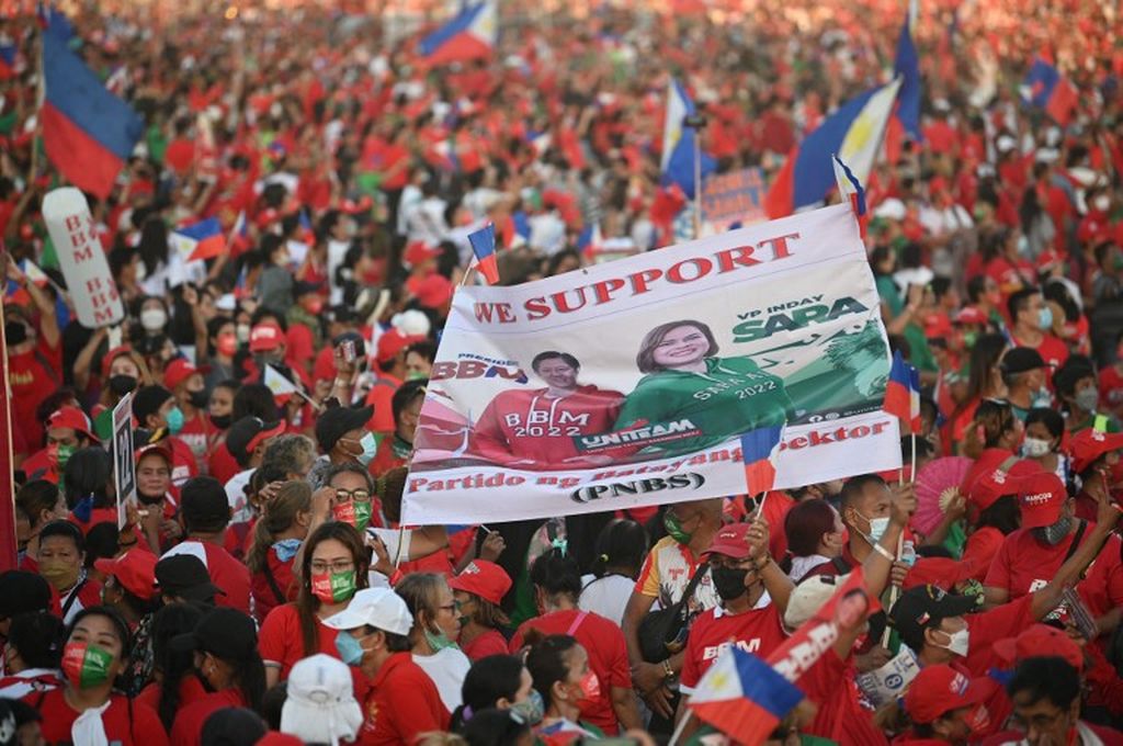 Pendukung kandidat presiden Filipina Ferdinand Marcos Jr dan calon wakil presiden Sara Duterte mengusung poster besar dua tokoh itu di Paranaque City, pinggiran Manila, Filipina, Sabtu (7/5/2022).