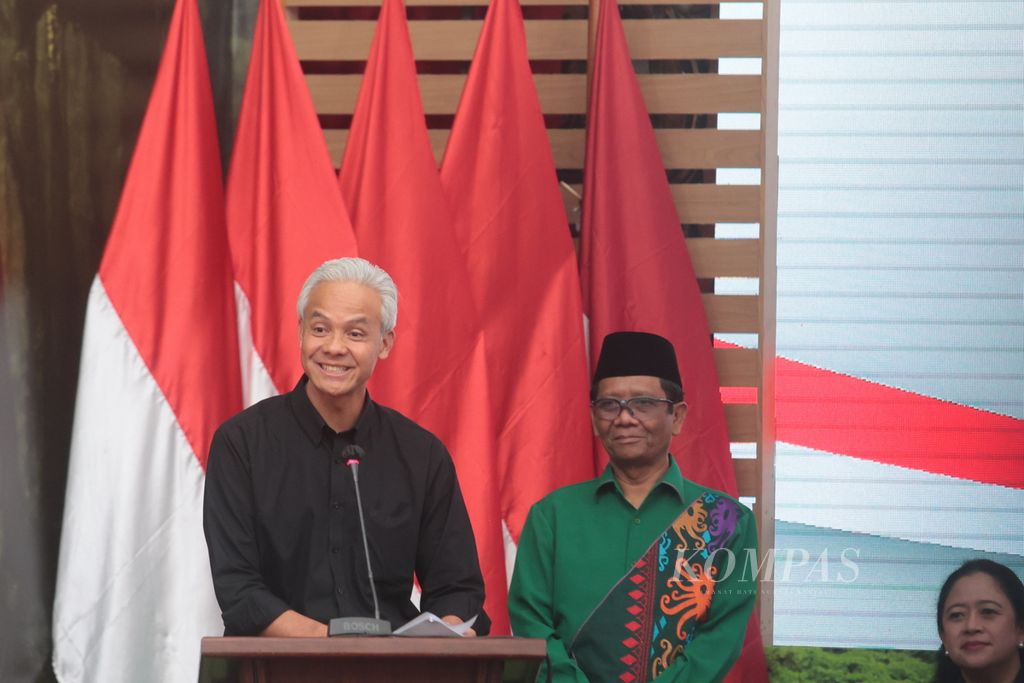 Pasangan bakal calon presiden dan wakil presiden Ganjar Pranowo (kiri) dan Mahfid MD memberikan sambutan saat pengumuman Mahfud sebagai bakal calon wakil presiden dari Ganjar, di Kantor DPP PDI Perjuangan, Jakarta, Rabu (18/10/2023). 