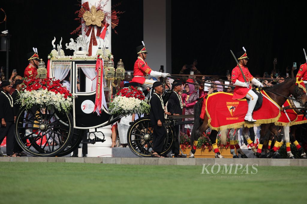 Kereta Kencana Ki Jaga Rasa membawa Sang Saka Merah Putih kepada Pasukan Pengibar Bendera Pusaka (Paskibraka) dalam Upacara Peringatan Detik-detik Proklamasi Kemerdekaan Ke-78 Republik Indonesia di Istana Merdeka, Jakarta, Kamis (17/8/2023).