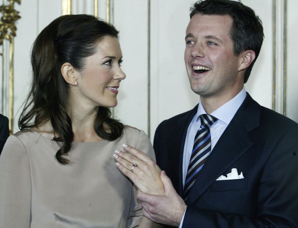 Pangeran Frederik dari Denmark dan tunangannya, Mary Donaldson, mengumumkan pertunangan mereka di Kopenhagen, Denmark, pada Oktober 2003.  Sejak Minggu (14/1/2024), mereka resmi menjadi Raja dan Ratu Denmark.