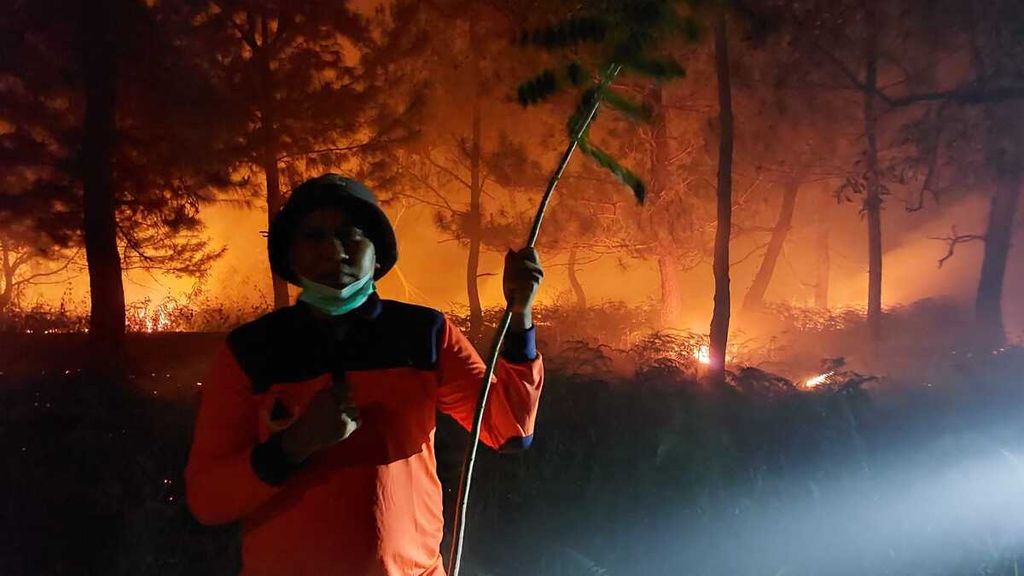 Petugas Badan Penanggulangan Bencana Daerah (BPBD) Minahasa Tenggara mendokumentasikan upaya pemadaman kebakaran lahan di kawasan lindung Gunung Soputan, Minahasa Tenggara, Sulawesi Utara, Sabtu (2/9/2023).