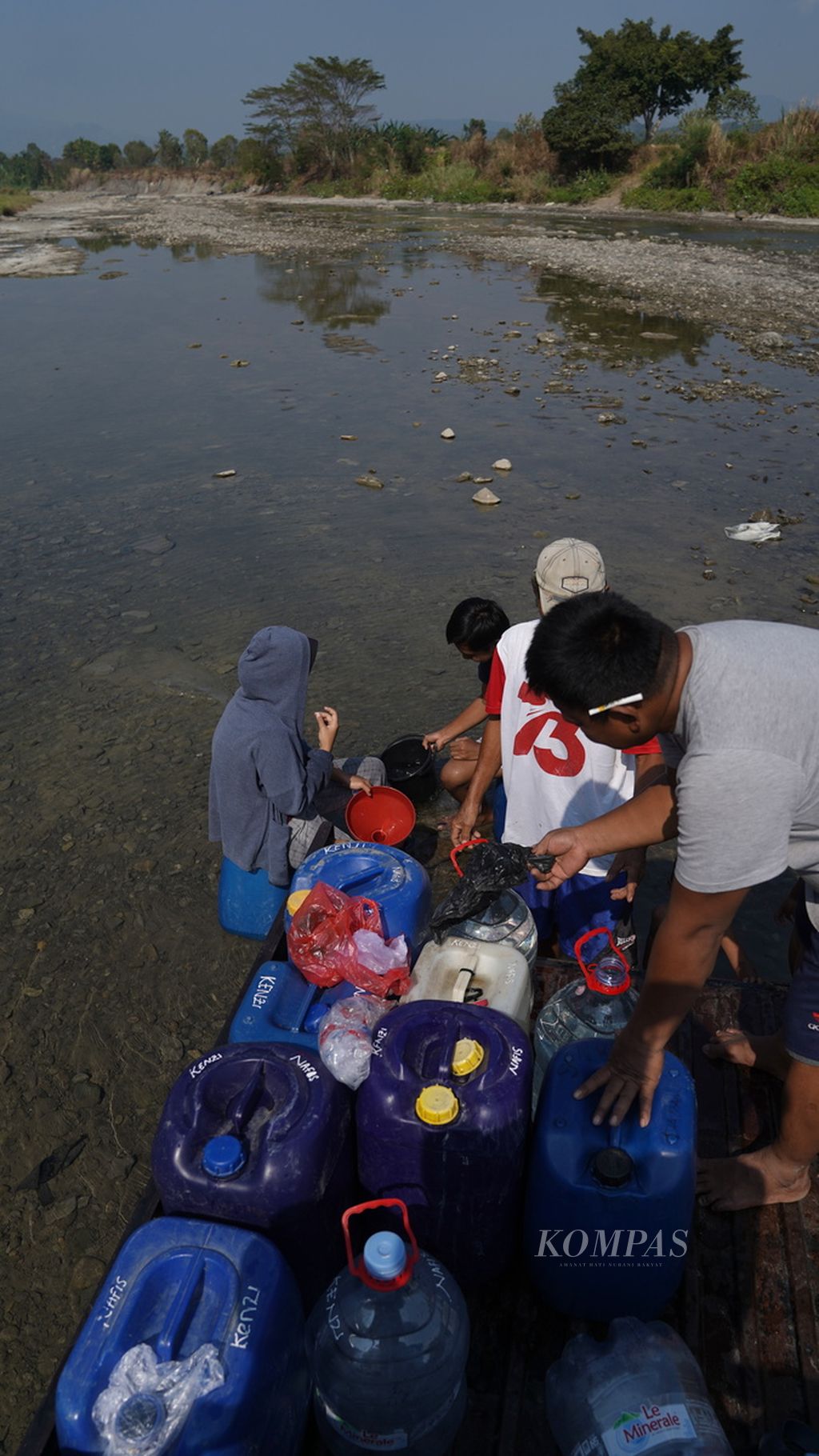 Residents scoop water from the dwindling Cipamingkis River in Balekambang Village, Jonggol, Bogor Regency, West Java (September 16, 2023). Over the past three months, locals have been using the water from the Cipamingkis River for bathing, washing, and cooking.