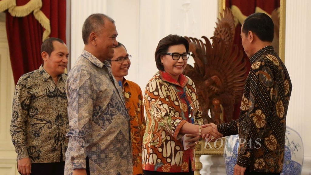 Presiden Joko Widodo menyambut kedatangan empat pimpinan Komisi Pemberantasan Korupsi (KPK), yaitu Agus Rahardjo, Basaria Panjaitan, Alexander Marwata, dan Saut Situmorang, di Istana Merdeka, Jakarta, Jumat (5/5/2017). 