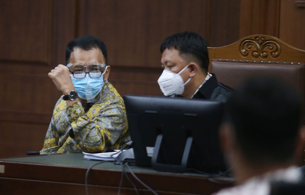 Bekas Direktur Pemeriksaan dan Penagihan Direktorat Jenderal Pajak Kementerian Keuangan Angin Prayitno Aji (kiri) menjalani sidang dengan agenda pemeriksaan saksi di Pengadilan Tindak Pidana Korupsi, Jakarta, Selasa (9/11/2021). Angin menjadi terdakwa kasus dugaan tindak pidana korupsi penerimaan hadiah atau janji terkait dengan pemeriksaan perpajakan tahun 2016 dan tahun 2017 di Ditjen Pajak.
