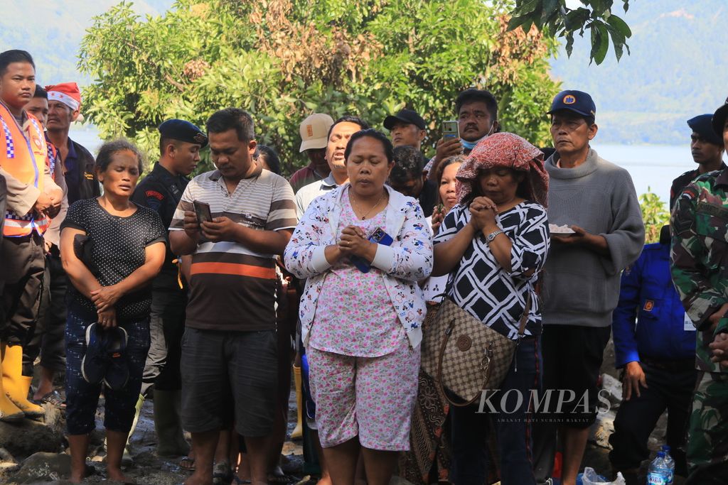 Keluarga korban hilang akibat banjir bandang memanjatkan doa sebelum operasi pencarian korban di Desa Simangulampe, Kecamatan Baktiraja, Kabupaten Humbang Hasundutan, Sumatera Utara, Selasa (5/12/2023).  
