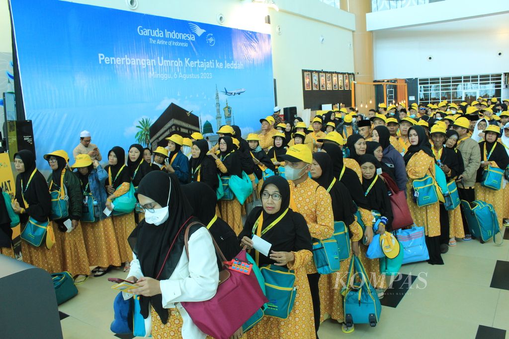 Prospective umrah pilgrims queued up to depart at the West Java International Airport Kertajati Terminal in Majalengka Regency on Sunday (8/6/2023). A total of 371 passengers flew to Jeddah, Saudi Arabia, using Garuda Indonesia airline. The umrah flight will regularly take place once a week, every Sunday.