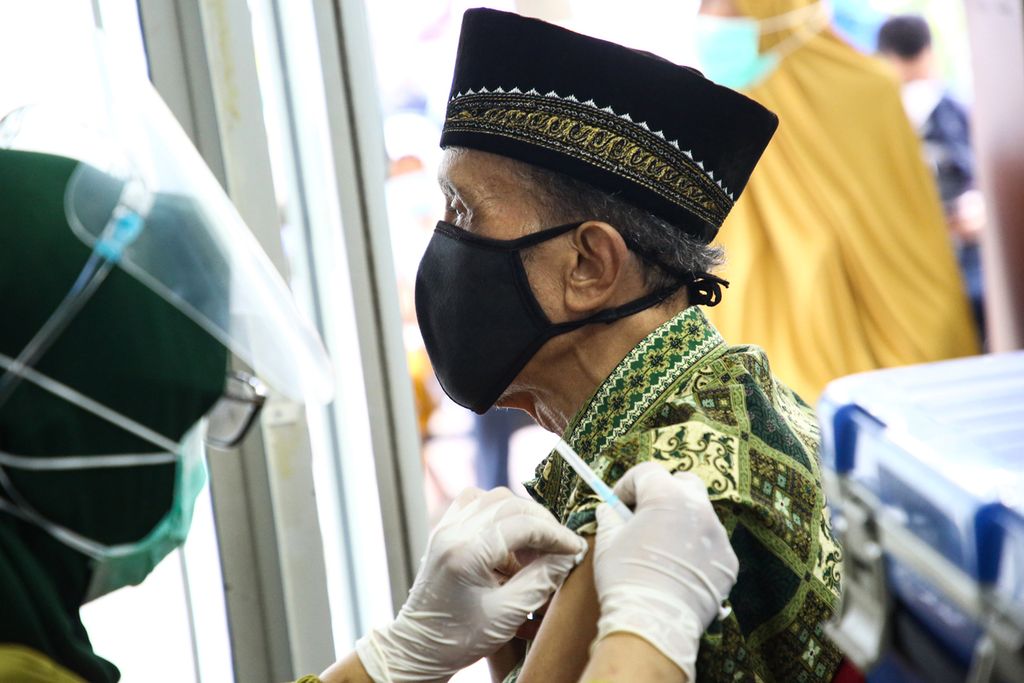Seorang warga lanjut usia bersiap menerima suntikan vaksin Covid-19 dosis pertama di Puskesmas Pondok Betung, Pondok Aren, Tangerang Selatan, Banten, Kamis (18/3/2021).