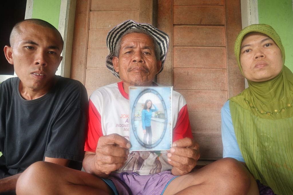 Keluarga menunjukkan foto Nenah, pekerja migran Indonesia asal Majalengka, di rumahnya di Desa Ranji Wetan, Majalengka, Jawa Barat, Senin (24/5/2021). Nenah terancam hukuman mati di Arab karena dituduh membunuh sopir majikannya.