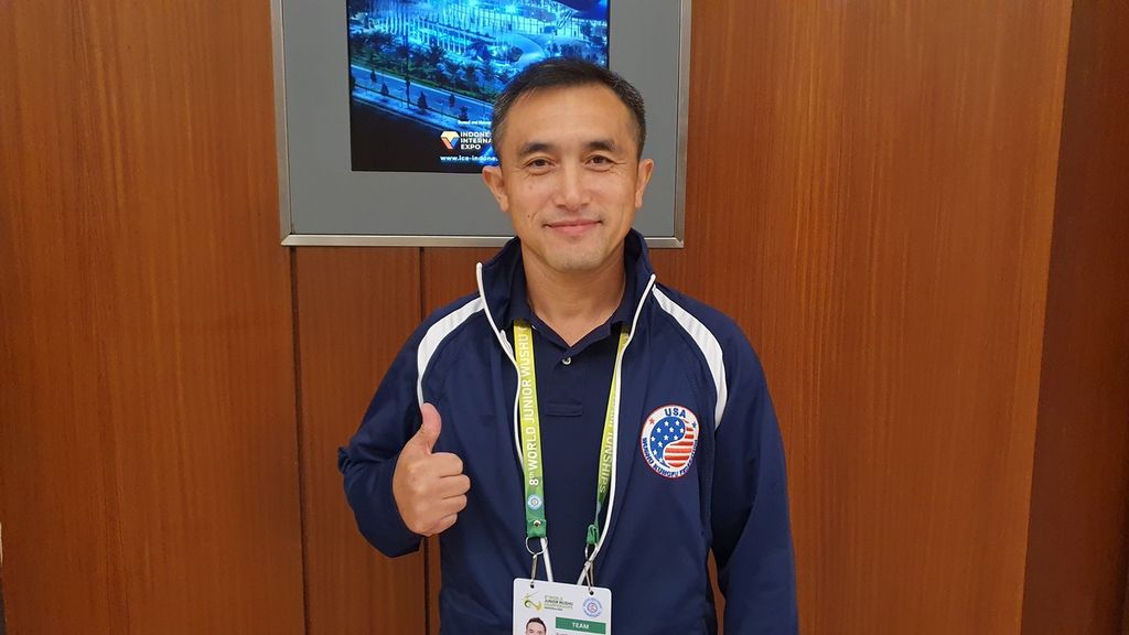 Pelatih Wushu Amerika Serikat Zou Yun Jian seusai upacara pembukaan Kejuaraan Dunia Wushu Yunior Ke-8 Tahun 2022 di Hall Nusantara, ICE BSD City, Senin (5/12/2022). Dalam kejuaraan tahun ini, AS membawa 16 atlet wushu yunior yang terdiri dari 12 atlet nomor taolu dan 4 atlet nomor sanda. Indonesia menjadi tuan rumah turnamen internasional wushu yunior ini yang akan diselenggarakan pada 5-11 Desember.