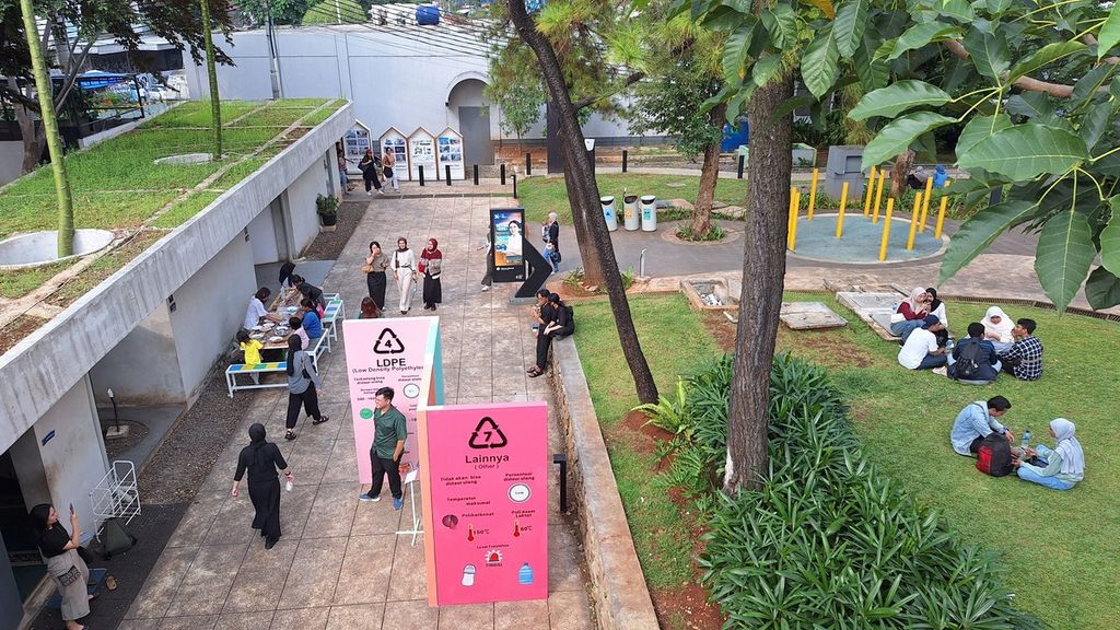 Warga berkegiatan di Taman Literasi Martha Christina Tiahahu, di kawasan Blok M, Jakarta Selatan, Sabtu (8/6/2024).