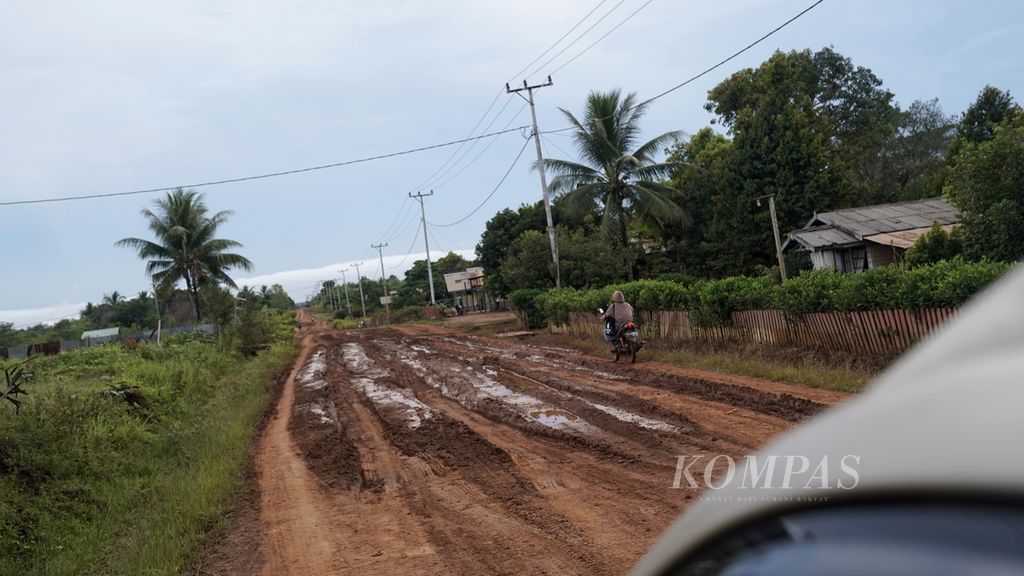 Jalan kampung di Kampung Andaito, Distrik Muting, Kabupaten Merauke, Papua, Selasa (15/11/2022). Bau busuk rutin tercium saat pabrik yang berjarak kurang dari satu kilometer beroperasi. 