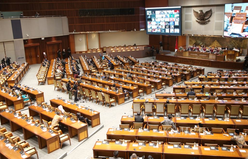 Anggota Dewan Perwakilan Rakyat mengikuti rapat paripurna di Kompleks Parlemen, Jakarta, Selasa (11/1/2022). 