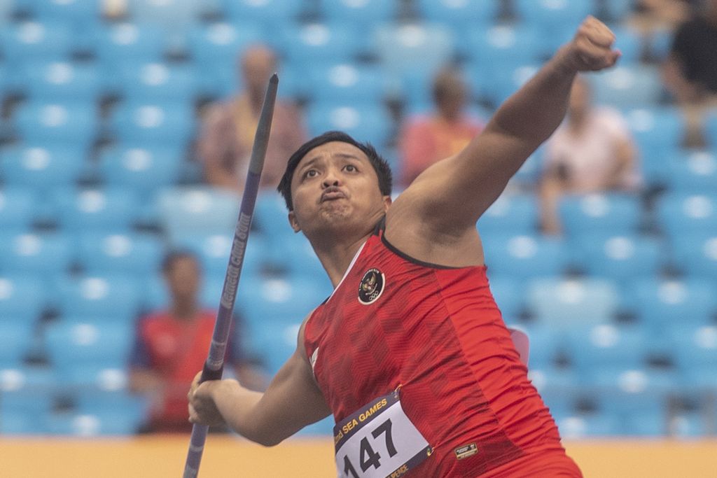 Atlet lempar lembing putra Indonesia, Abdul Hafiz, melakukan lemparan saat bertanding pada SEA Games 2023 di Phnom Penh, Kamboja, Senin (8/5/2023). Abdul Hafiz berhasil meraih medali emas.