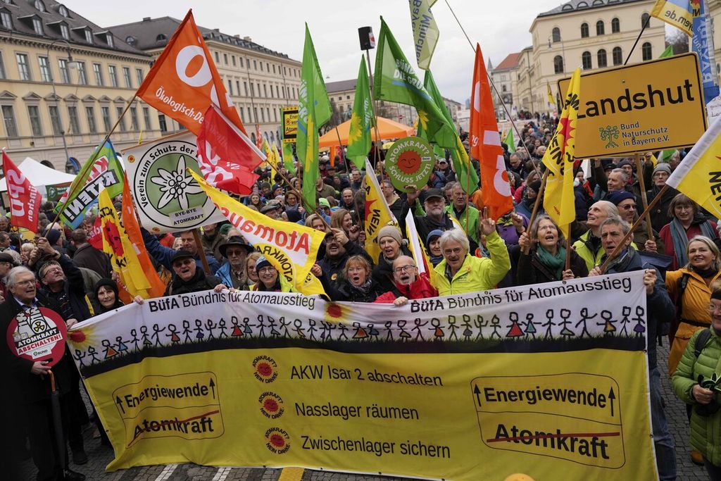 Masyarakat menghadiri demonstrasi menandai penghentian nuklir di Jerman di Munich, Jerman, Sabtu (15/4/2023). 