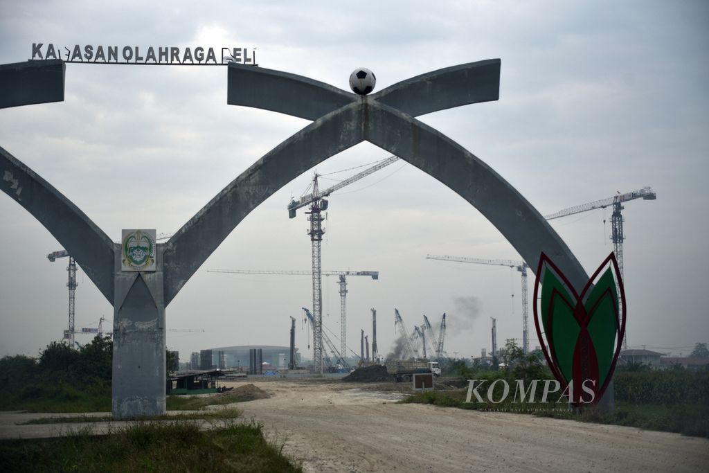 Proses pembangunan Stadion Utama Sumut untuk penutupan PON 2024 di Sport Centre Sumut di kawasan Desa Sena, Kabupaten Deli Serdang, Sumatera Utara, Kamis (7/3/2024). 