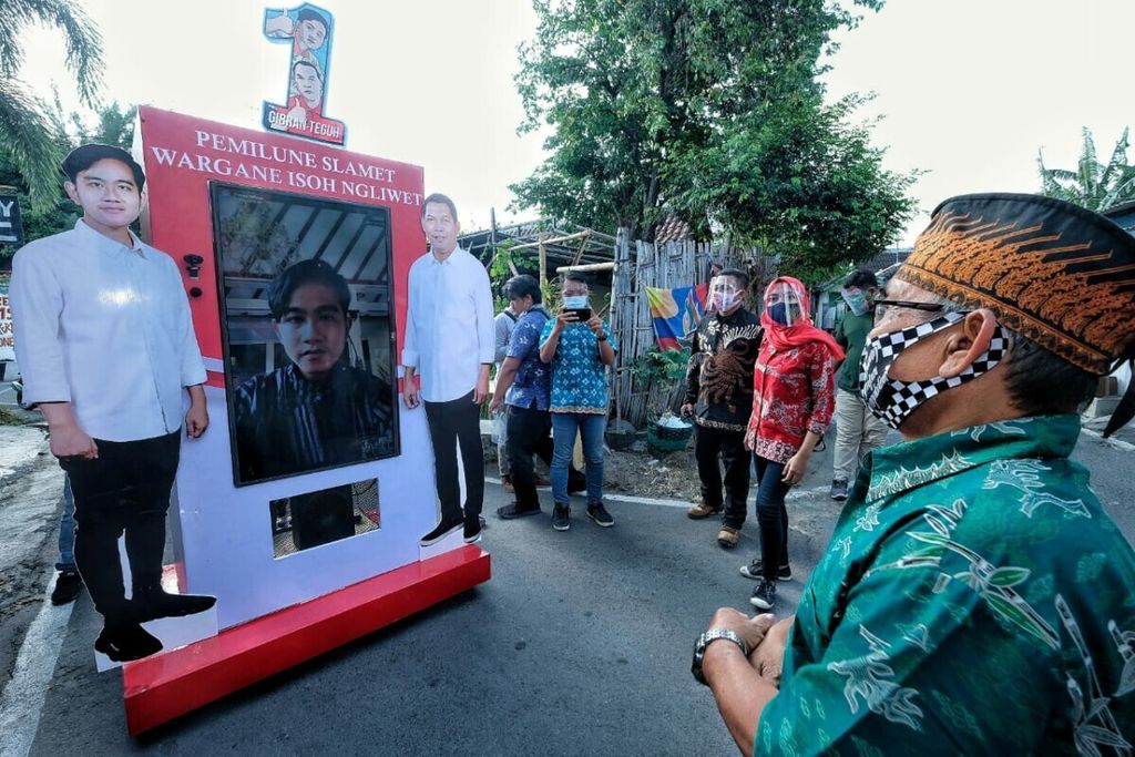 Calon peserta Pilkada Kota Surakarta, Gibran Rakabuming Raka dan Teguh Prakosa, menerapkan kampanye virtual di Solo, Jawa Tengah, Sabtu (26/9/2020).