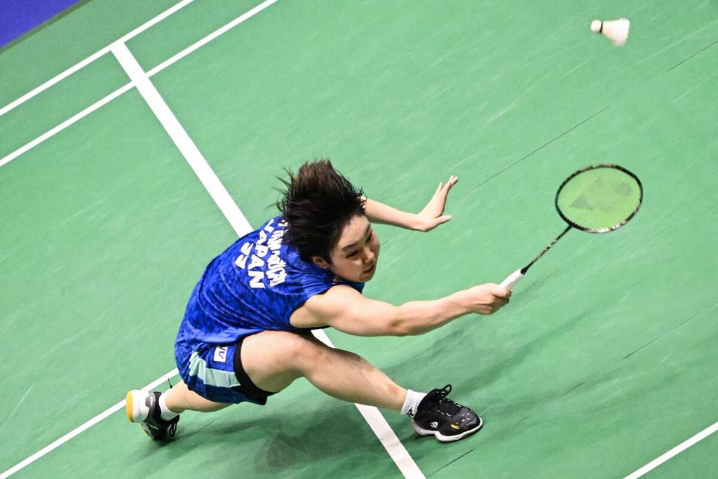 Pebulu tangkis Akane Yamaguchi harus jatuh bangun mengembalikan kok dari pebulu tangkis Indonesia, Gregoria Mariska Tunjung, pada semifinal Hong Kong Terbuka 2023, Sabtu (16/9/2023). 