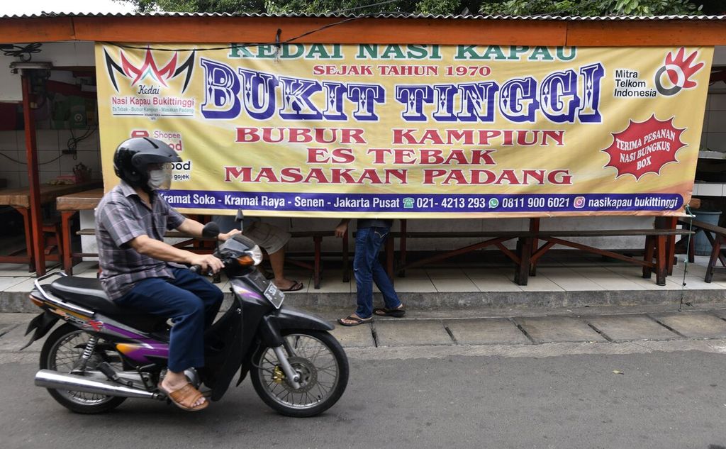 Kedai Nasi Kapau Bukit Tinggi di Jalan Kramat Raya, Senen, Jakarta Pusat, Jumat (2/12/2022). 