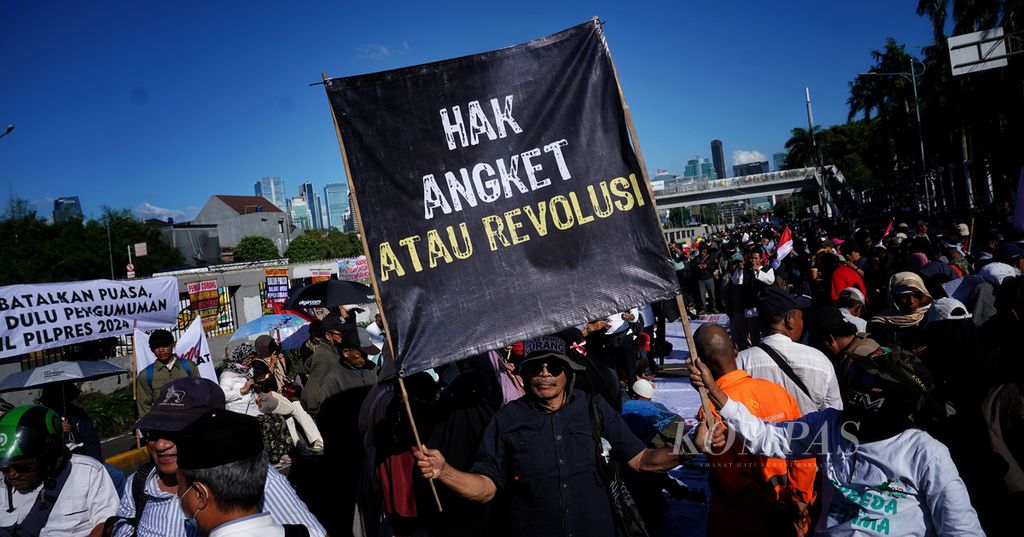 Demonstran yang menuntut hak angket DPR terkait Pemilu 2024 membentangkan spanduk aksi di depan gerbang Kompleks DPR, Jakarta, Selasa (19/3/2024). 