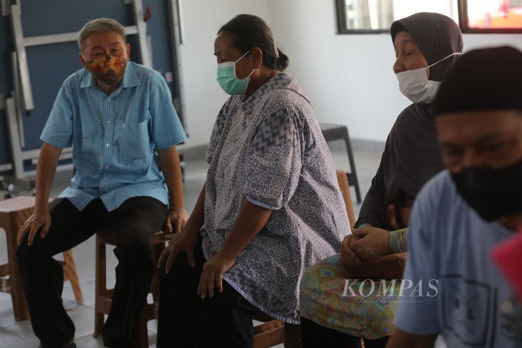 Warga lansia menanti giliran pemeriksaan oleh kader Posyandu di Balai RT 012 RW 007, Kelurahan Pondok Kelapa, Jakarta Timur, Kamis (14/7/2022). 