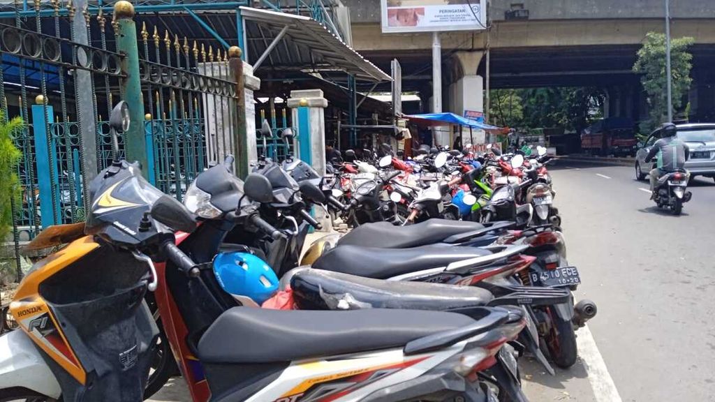 Tempat penitipan sepeda motor di area Stasiun Cakung, Jakarta Timur, Selasa (1/11/2022). 