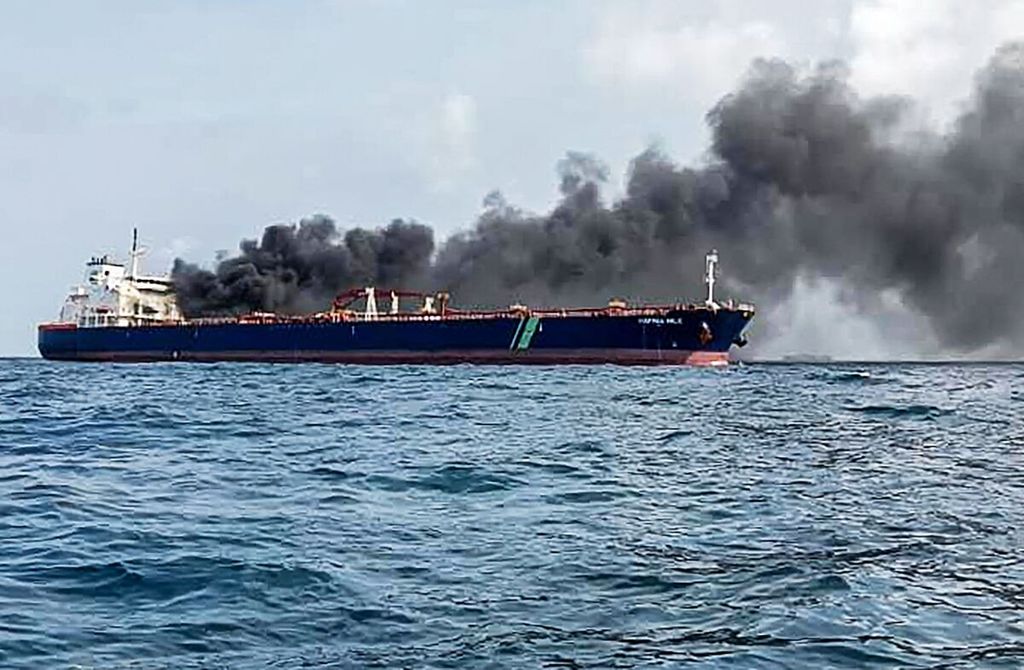 Tanker MT Haifna Nile terbakar di timur Singapura setelah bertabrakan dengan MT Ceres I pada Jumat (19/7/2024)