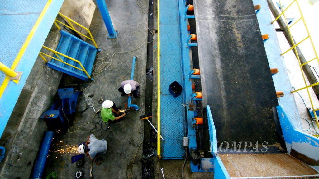 Pekerja menyiapkan mesin giling tebu di Pabrik Gula PT Industri Gula Glenmore, Banyuwangi, Jawa Timur, Sabtu (13/5). Pabrik gula terbaru dan termodern se-Indonesia tersebut berencana memulai musim giling pada 1 Mei. Tahun ini merupakan tahun pertama PT Industri Gula Glenmore menggiling tebu untuk produksi gula.