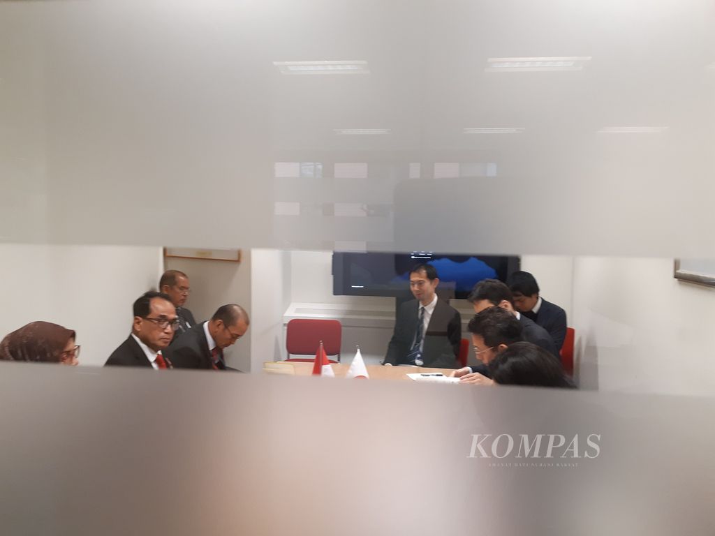 Menteri Perhubungan Budi Karya Sumadi menggelar pertemuan tertutup dengan delegasi Jepang di salah satu ruangan markas Organisasi Maritim Internasional di London, Inggris, pada Senin (27/11/2023). Banyak isu transportasi yang dibicarakan.