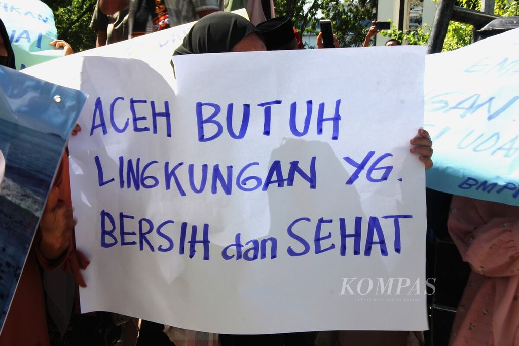 Warga yang tergabung dalam Barisan Masyarakat Peduli Tambang pada Senin (17/7/2023) melakukan aksi di Kantor Dinas Energi Sumber Daya Mineral Aceh, Banda Aceh, Aceh. Mereka memprotes aktivitas bongkar angkut batubara yang tumpah ke laut sehingga menyebabkan pencemaran.