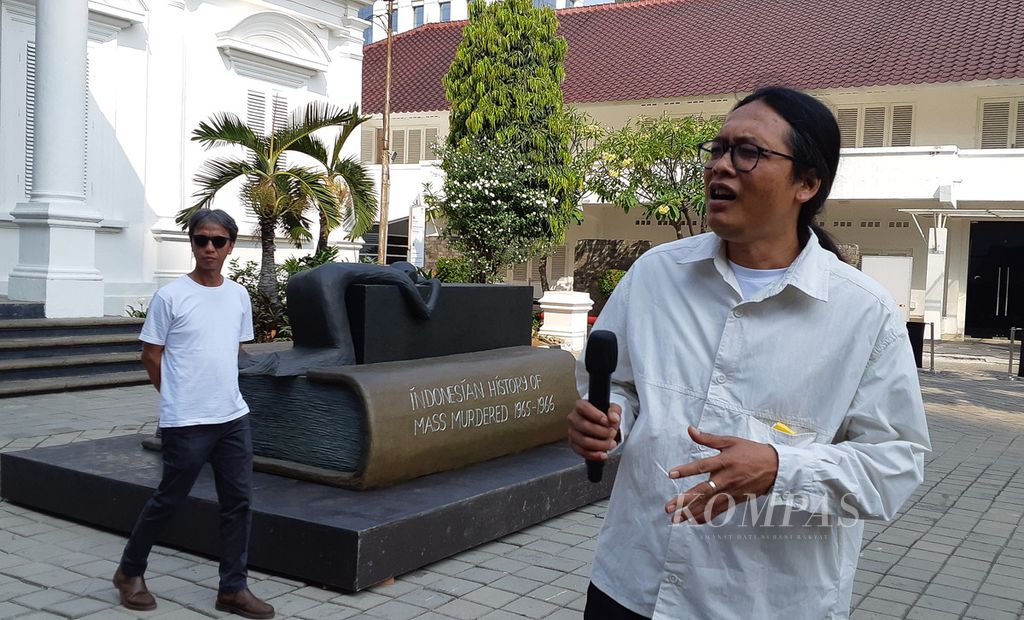 Alexander Supartono, kurator pameran Patung dan Aktivisme: Dolorosa Sinaga dan Budi Santoso di Galeri Nasional Indonesia, Jakarta, Jumat (19/7/2024). 