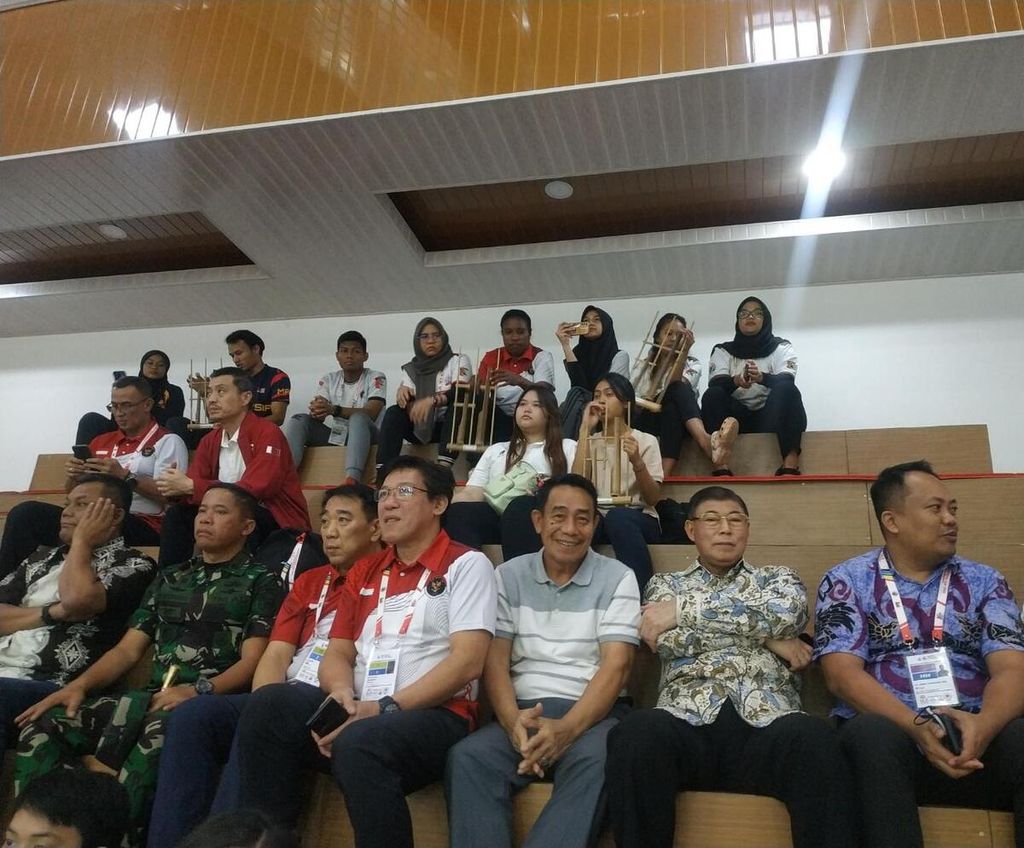 Suasana penonton pada perhelatan Piala Asia Menembak Rifle/Pistol 2023 di Lapangan Tembak Senayan, Jakarta, Selasa (7/3/2023).