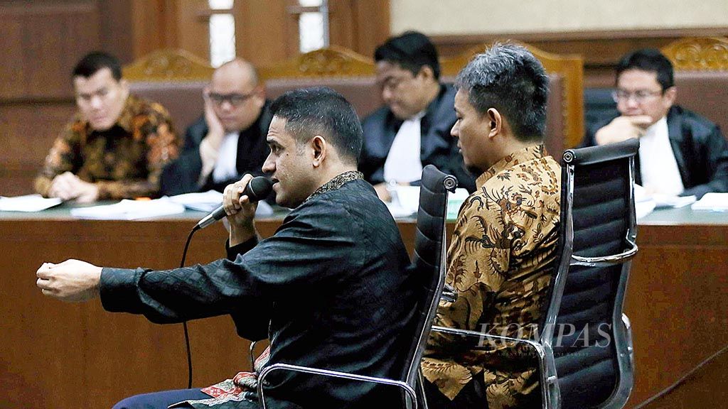 Mantan Bendahara Umum Partai Demokrat Muhammad Nazaruddin  memberikan kesaksian dalam sidang lanjutan dugaan korupsi proyek pengadaan kartu tanda penduduk elektronik dengan terdakwa  Andi Agustinus alias Andi Narogong   di Pengadilan Tindak Pidana Korupsi Jakarta,  Senin (20/11).