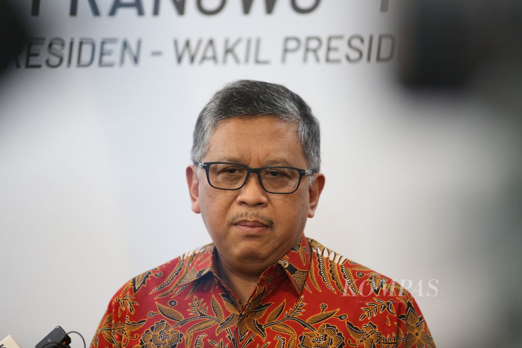 Sekretaris Jenderal PDI Perjuangan Hasto Kristiyanto memberikan keterangan kepada wartawan usai diskusi tertutup "Arah Hukum Putusan MK terhadap Sengketa Pemilu Presiden 2024" di Menteng, Jakarta, Senin (1/4/2024).