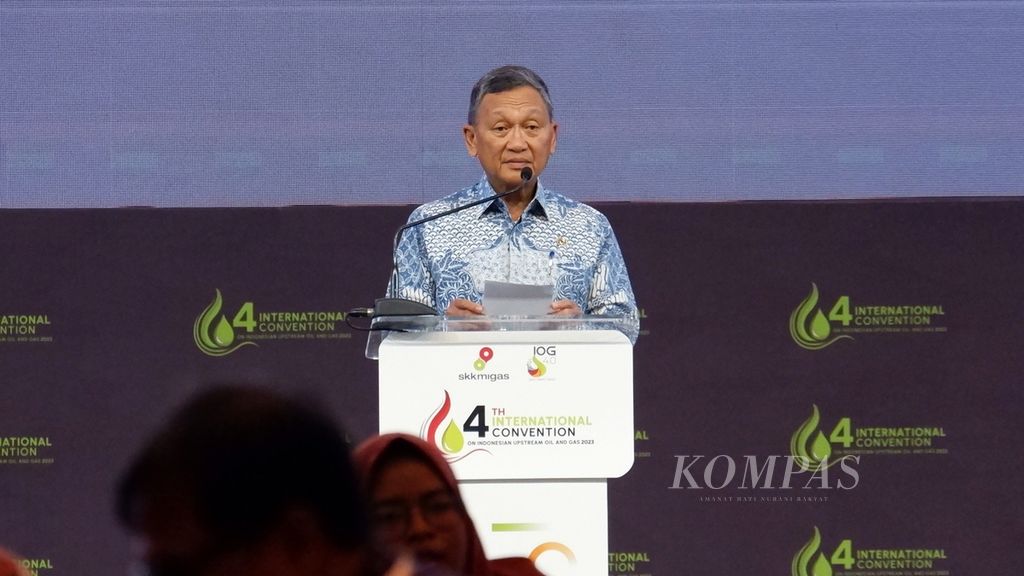 Menteri Energi dan Sumber Daya Mineral (ESDM) Arifin Tasrif memberi sambutan pada hari kedua 4th International Convention on Indonesian Upstream Oil and Gas (ICIOG) 2023 yang digelar Satuan Kerja Khusus Pelaksana Kegiatan Usaha Hulu Minyak dan Gas Bum (SKK) Migas, di Badung, Bali, Kamis (21/9/2023). 