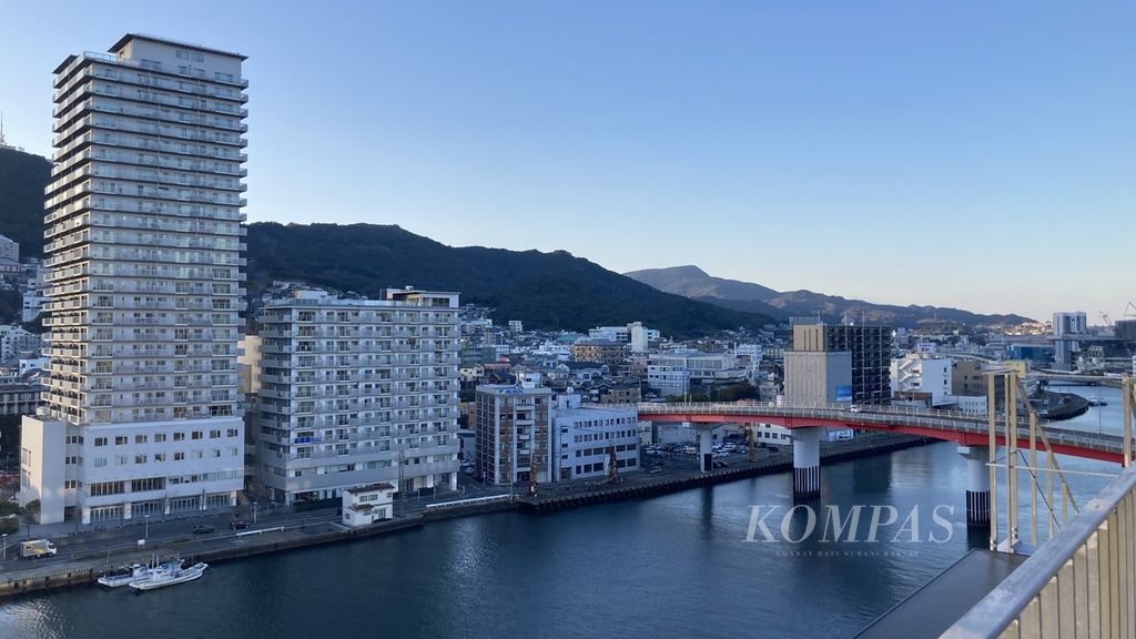 Suasana kota Nagasaki, Jepang, pada Jumat (26/1/2024). Nagasaki merupakan kota pelabuhan yang menjadi gerbang modernitas saat Jepang memberlakukan kebijakan isolasi selama 200 tahun di Zaman Edo.