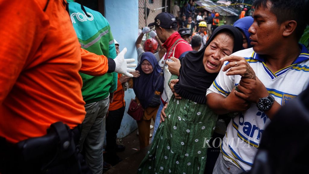 Tangis keluarga pecah saat proses evakuasi jenazah Cucum (50) yang ditemukan tertimbun longsor di Kampung Sirna Sari, Kelurahan Empang, Kota Bogor, Jawa Barat, Kamis (16/3/2023). 
