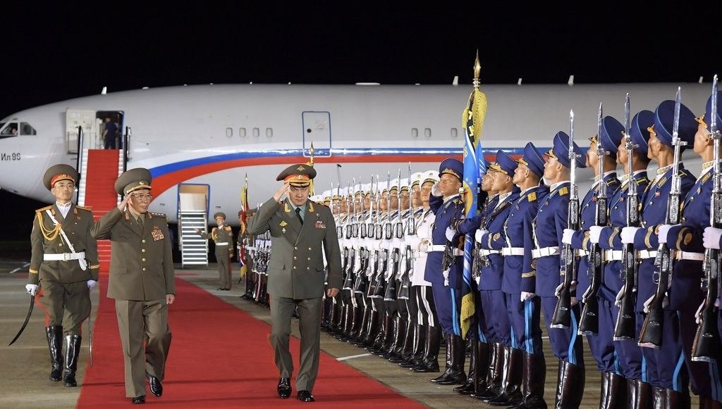 Dalam foto yang disiarkan kantor berita Korea Utara, KCNA, ini Menteri Pertahanan Korea Utara Kang Sun-nam  (kedua dari kiri) menyambut Menhan Rusia Sergei Shoigu, Selasa (25/7/2023) di Pyongyang.  