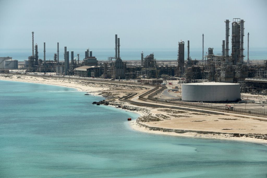 Kilang minyak Ras Tanura dan terminal minyak Saudi Aramco di Arab Saudi pada 21 Mei 2018. Harga minyak terus naik dan mendekati level 100 dollar AS per barel pada triwulan pertama tahun 2022 ini.
