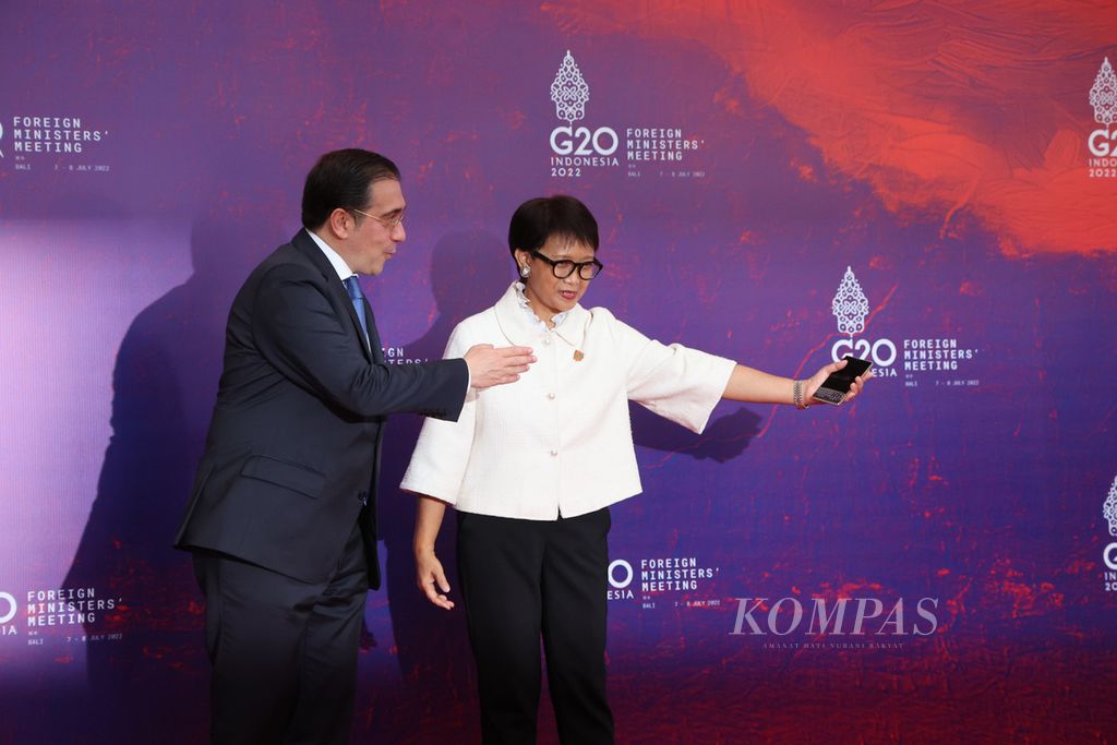 Menteri Luar Negeri RI Retno Marsudi (kanan) menyambut kedatangan Delegasi Menteri yang Melekat Pada Perdana Menteri Kamboja Kao Kim Hourn yang menghadiri Pertemuan Menteri Luar Negeri G20 di Nusa Dua, Badung, Bali, Jumat (8/7/2022). Dari sisi kebahasaan, istilah "perdana menteri" sebenarnya lebih tepat diganti dengan "menteri perdana".