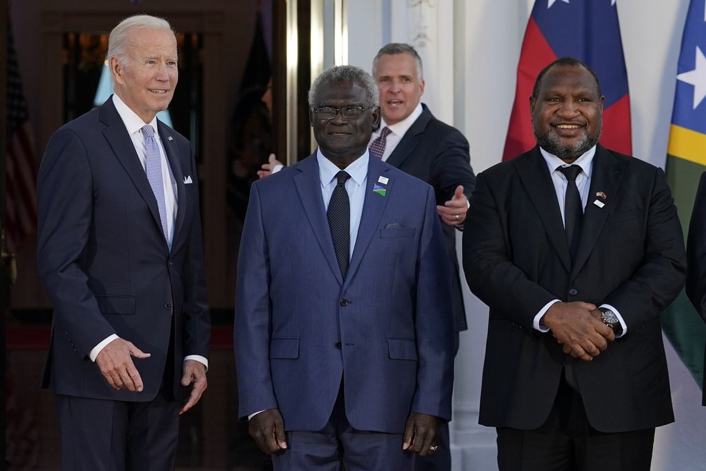 Dalam foto yang diambil pada 29 September 2022 di Gedung Putih, Washington DC ini tampak Presiden Amerika Serikat, Joe Biden berfoto bersama Perdana Menteri Kepulauan Solomon, Manasseh Sogavare (tengah), dan Perdana Menteri Papua Niugini, James Marape.