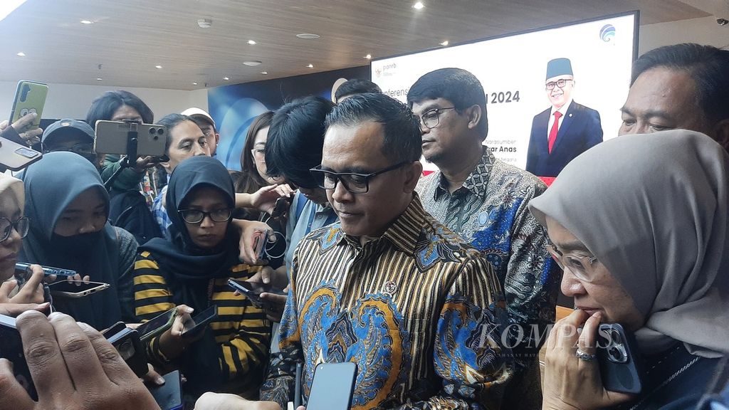 Minister of Administrative and Bureaucratic Reform, Abdullah Azwar Anas, during a press conference at the Ministry of Communication and Informatics Office in Jakarta on Friday (May 3, 2024).