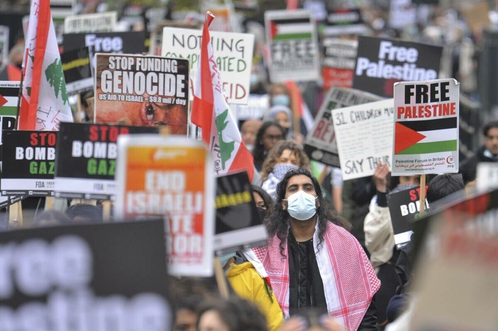 Demonstran berjalan melalui Hyde Park saat mereka menuju Kedutaan Besar Israel dalam aksi solidaritas untuk rakyat Palestina di tengah konflik yang sedang berlangsung dengan Israel, di London, Inggris, 15 Mei 2021. 