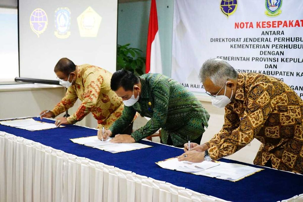 Gubernur Kepulauan Riau Ansar Ahmad (tengah) menandatangani perjanjian kerja sama pengembangan bandara di Kabupaten Karimun di Gedung Kementerian Perhubungan, Jakarta, Rabu (21/9/2022).