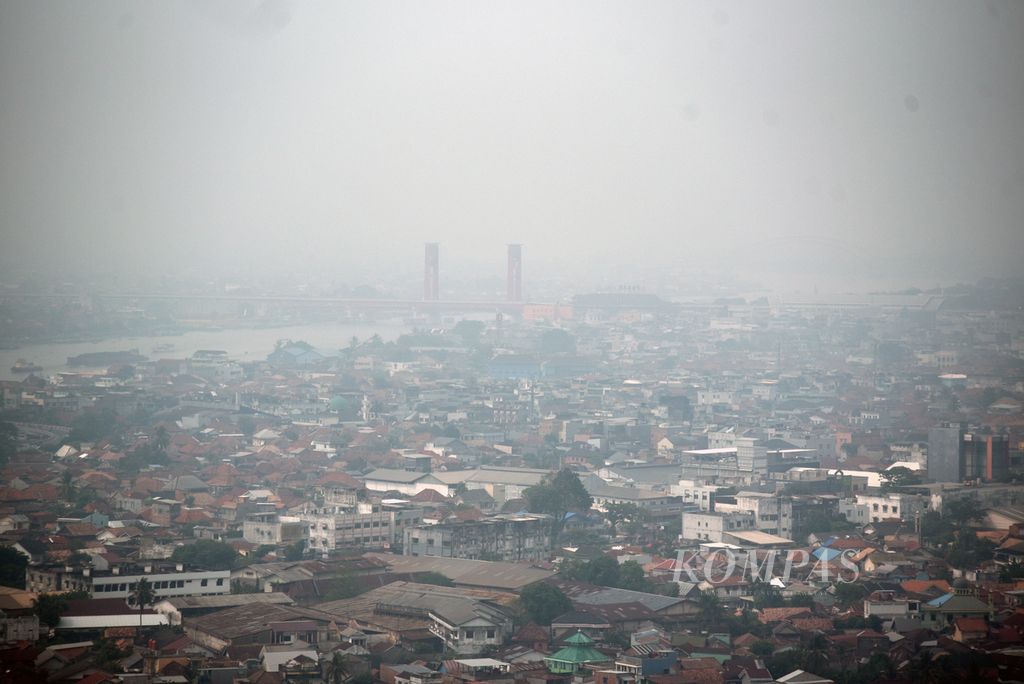 Polusi kabut asap pekat masih menyelimuti wilayah Palembang, Sumatera Selatan, Kamis (2/11/2023). 