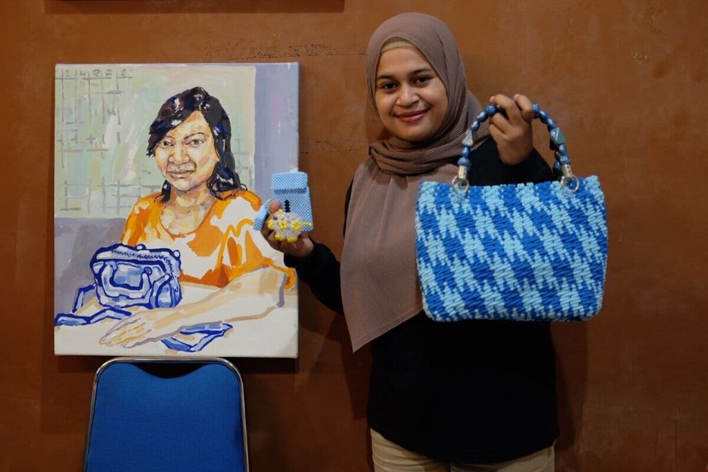 Devy Christa Dyanti, anak dari terpidana mati Merri Utami, memperlihatkan karya-karya ibunya selama 20 tahun di penjara di kantor LBH Masyarakat, Selasa (2/11/2021). 