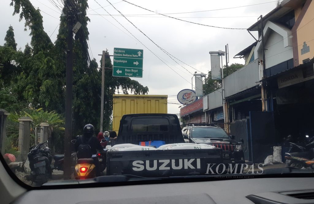 Situasi pengejaran truk yang diduga memuat oli palsu di bilangan Kalideres, Jakarta Barat, Selasa (25/10/2022).
