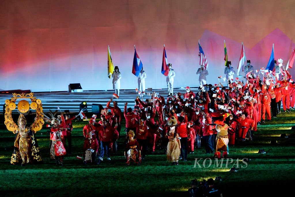 Kontingen Indonesia, juara umum ASEAN Para Games 2022, tampil dalam upacara penutupan ajang olahraga penyandang disabilitas itu di Stadion Manahan, Surakarta, Jawa Tengah, Sabtu (6/8/2022) malam. Upacara penutupan itu dihadiri Presiden Joko Widodo. 