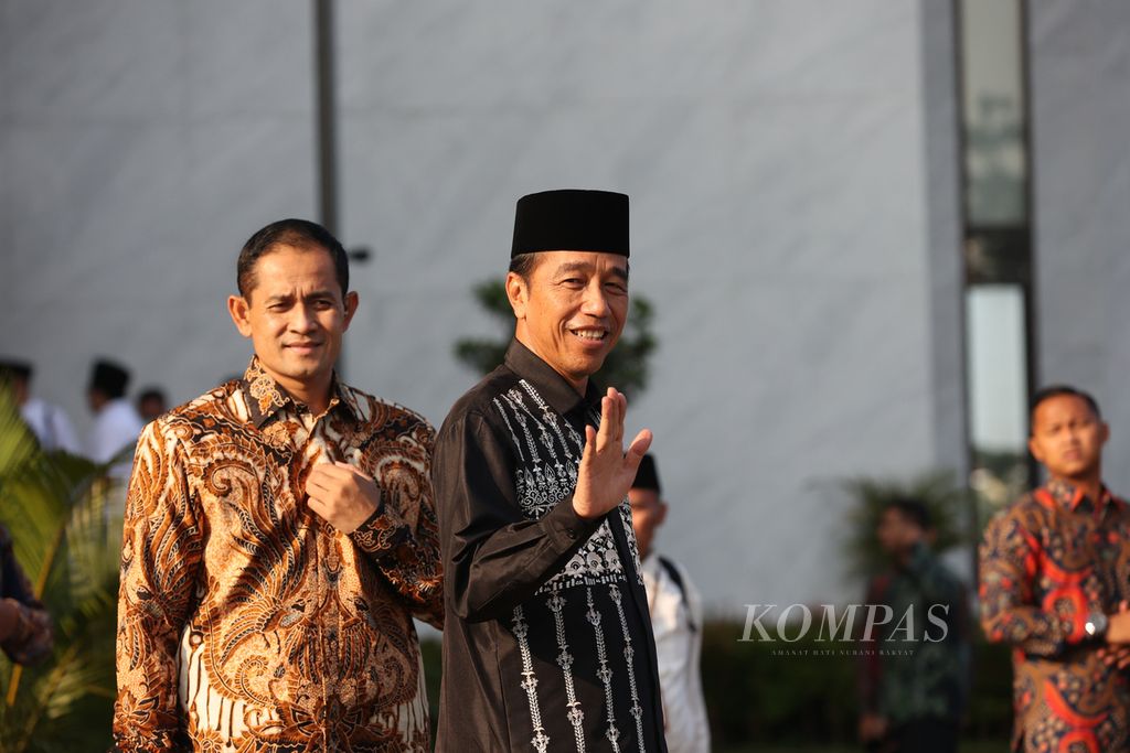 Presiden Joko Widodo menyapa usai melaksanakan shalat Idul Fitri di Masjid Raya Sheik Zayed, Surakarta, Jawa Tengah, Sabtu (22/4/2023). 