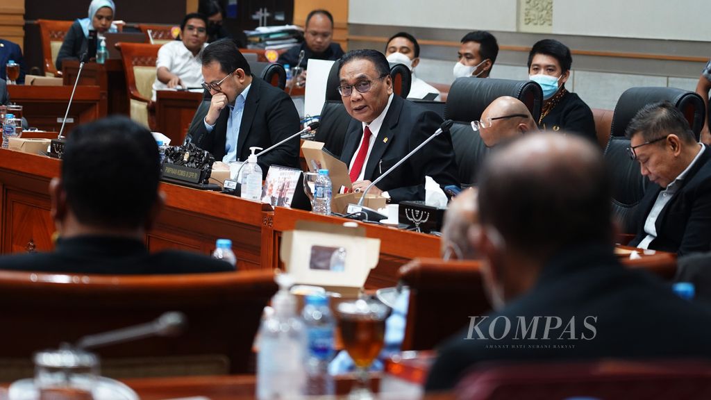 Ketua Komisi III DPR Bambang Wuryanto (tengah) saat memimpin uji kelayakan dan kepatutan calon unsur pimpinan KPK di ruang sidang Komisi III DPR, Jakarta, Rabu (28/7/2022).  