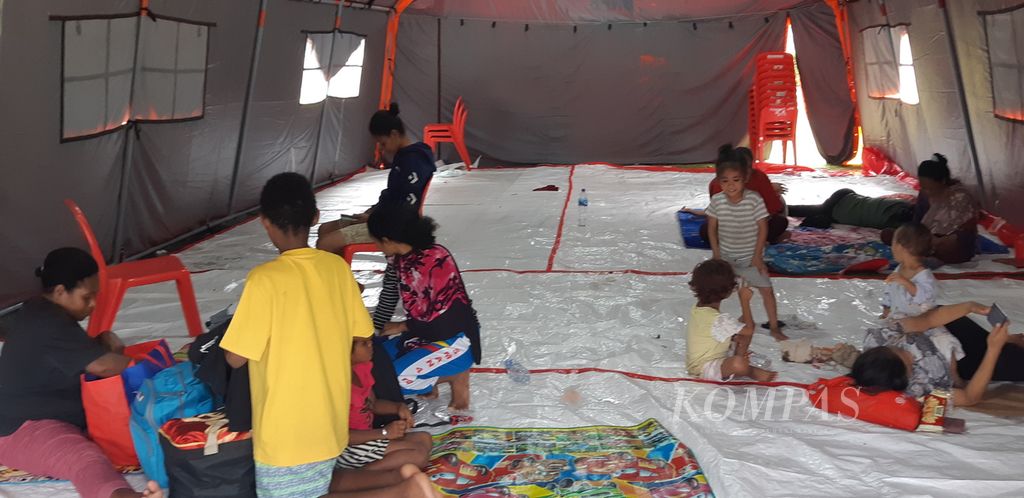 Warga mengungsi pascagempa M 5,2 di salah satu tenda yang disediakan Pemerintah Kota Jayapura di lapangan Kantor Wali Kota Jayapura, Papua, Jumat (10/2/2023).